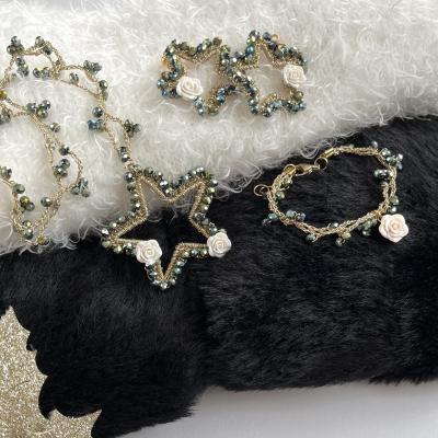 2 Idee Outfit Di Natale Con Abito Nero E Bianco Con Gioielli Natalizi