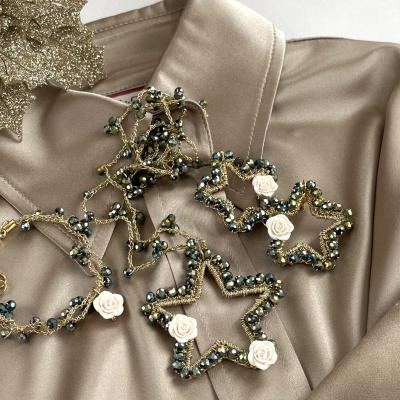 3 Idee Outfit Di Natale Con Camicia Elegante Dorata Con Gioielli Natalizi