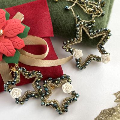 4 Idee Outfit Di Natale Con Maglia Rossa E Verde Con Gioielli Natalizi