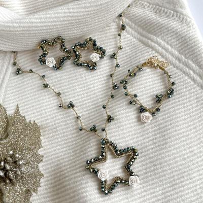 5 Idee Outfit Di Natale Con Maglioncino Panna Con Gioielli Natalizi